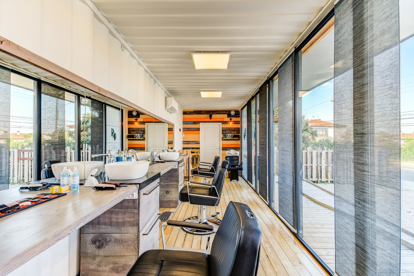 Vue intérieur du Barber kiosque après son aménagement.