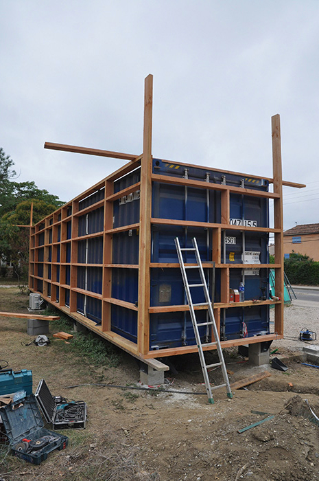 Salon de coiffure-Barber créé à partir d'un conteneur maritime. Le container est habillé d'une ossature secondaire en bois devant recevoir une isolation et un bardage en bois.