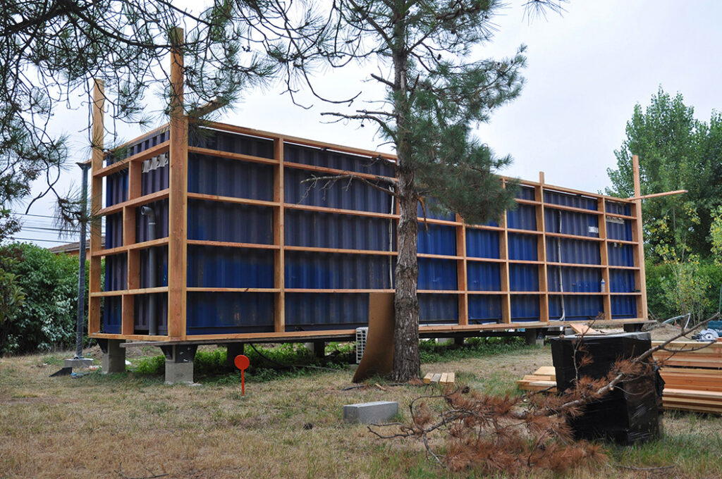 Salon de coiffure-Barber créé à partir d'un conteneur maritime. Le container est habillé d'une ossature secondaire en bois devant recevoir une isolation et un bardage en bois.
