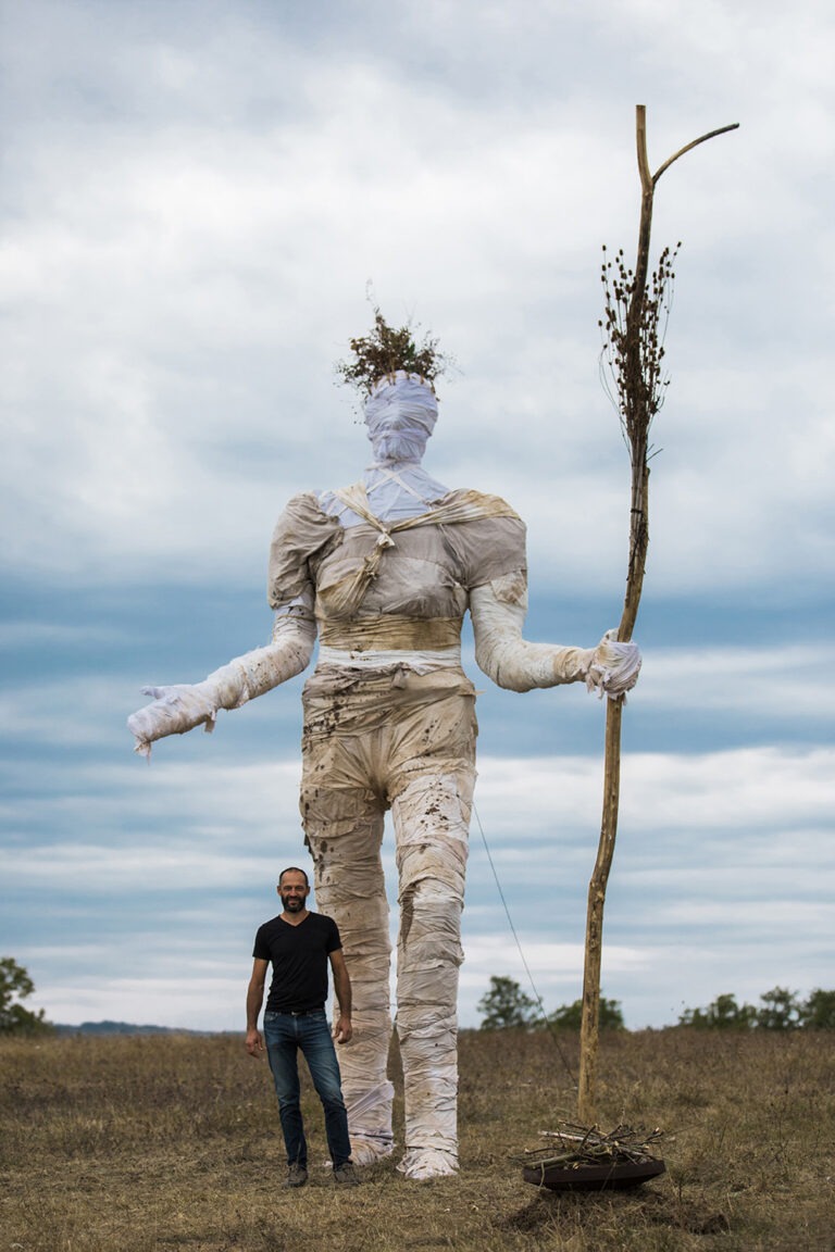 Photographie de la pèlerine avec son créateur Alexandre Drabzak.