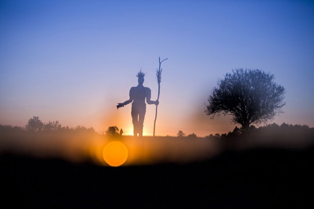 Photographie artistique de Robin Levet de la Pèlerine au coucher du soleil, avec jeu de silhouettes de visiteurs.