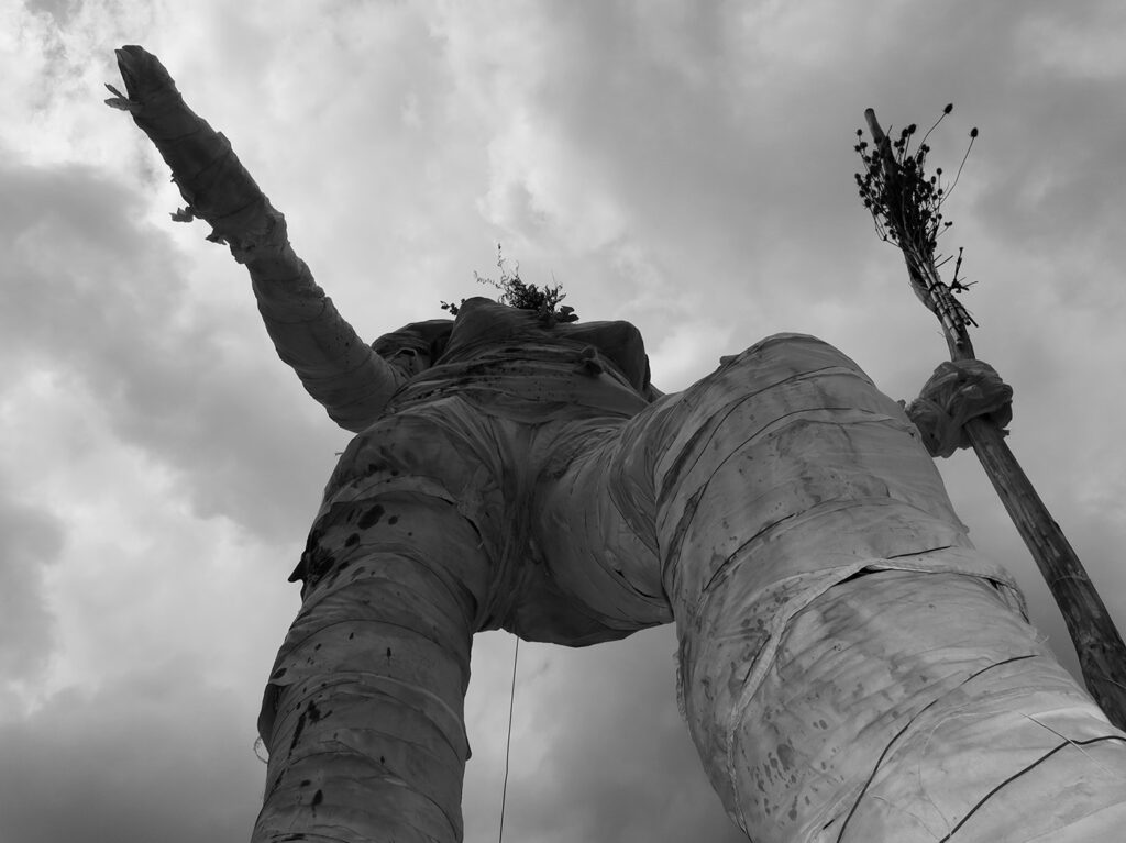Photographie en noir et blanc de la Pèlerine prise en contre-plongée.