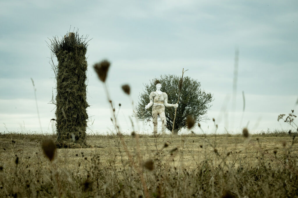 Photographie de la Pèlerine fondue dans le paysage avec en premier plan un Brandon.