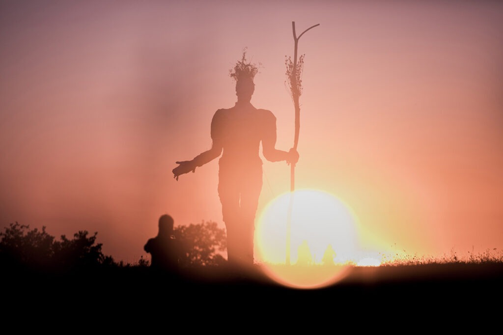 Photographie artistique de Robin Levet de la Pèlerine au coucher du soleil, avec jeu de silhouettes de visiteurs.
