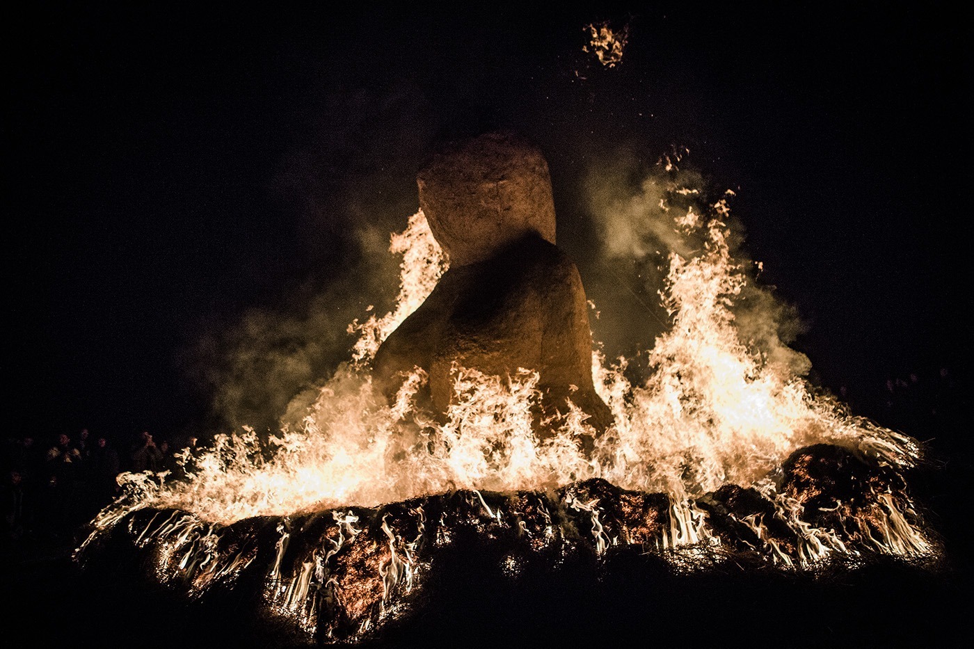 Photographie de nuit de la Vénus monumentale en terre, entourée de feu, lors de la cérémonie de clôture de l'homme sauvage de 2024.