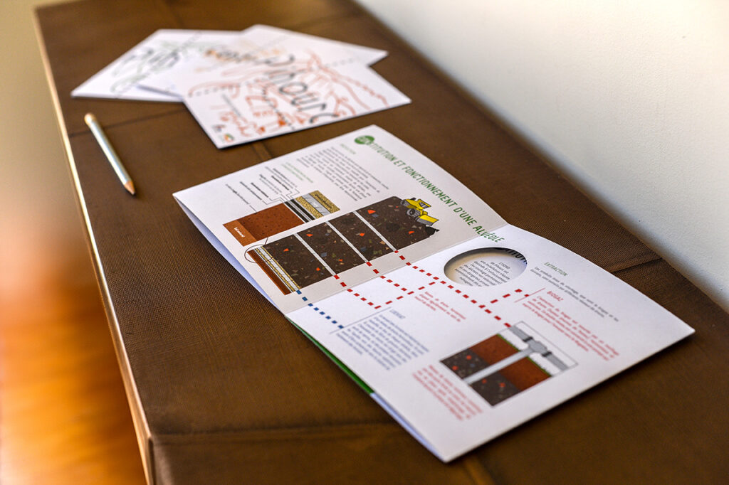 Ensemble de dépliants conçus pour le SYSTOM des Pyrénées, présentant l'ensemble de ses activités. Conçu dans un esprit pragmatique autant que ludique, ce jeu de document est basé sur des illustrations, des textes concis et des découpes originales.