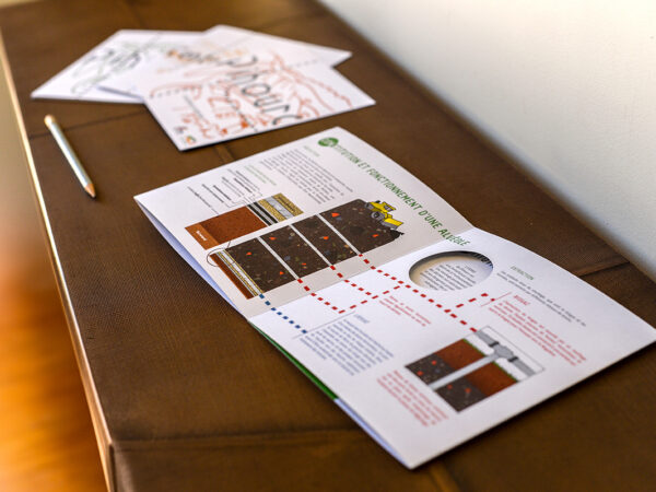 Ensemble de dépliants conçus pour le SYSTOM des Pyrénées, présentant l'ensemble de ses activités. Conçu dans un esprit pragmatique autant que ludique, ce jeu de document est basé sur des illustrations, des textes concis et des découpes originales.