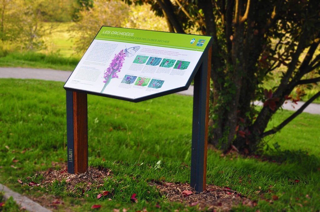 Lutrin pédagogique designs (2 pieds et forme tronquée), associant bois et métal, conçu pour une parcours de golf écologique. Le panneau traite du sujet des orchidées sauvages présentent sur le site. Design Alexandre Drabzak.