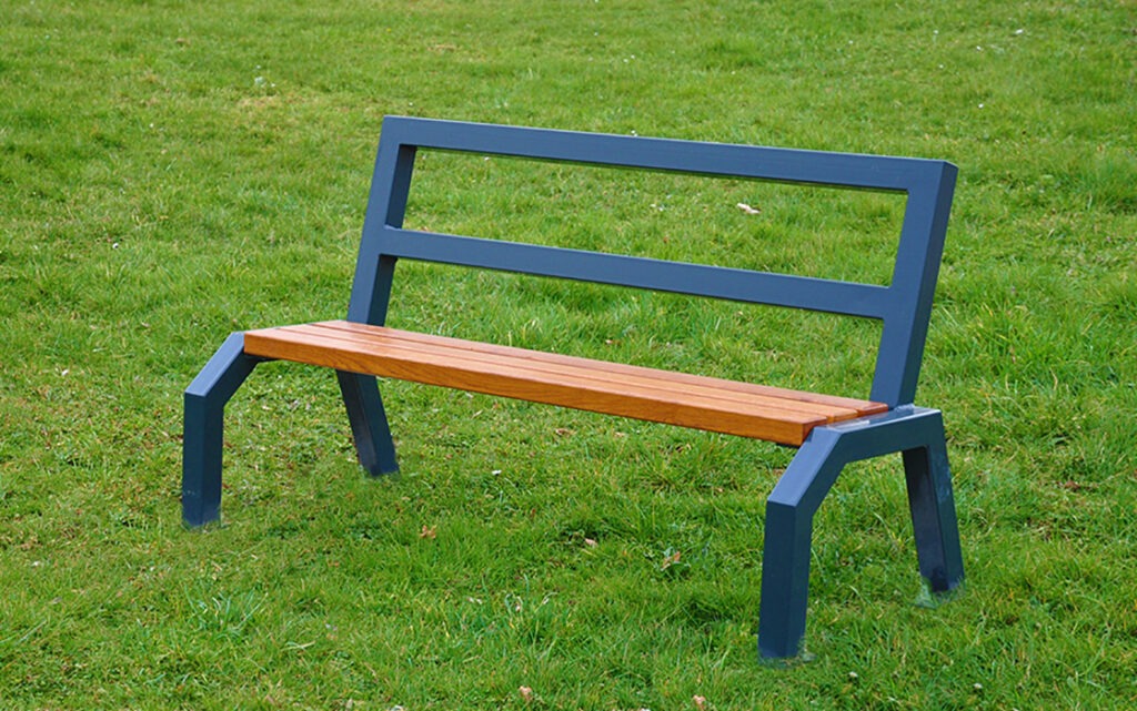 Banc design conçu pour une parcours de golf écologique. Le dossier est destiné à recevoir une panneau publicitaire pour les sponsors du golf.