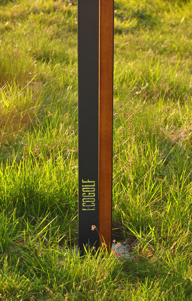 Détail du pieds d'un mât de signalétique design, montrant la découpe laser 'ECOGOLF", 