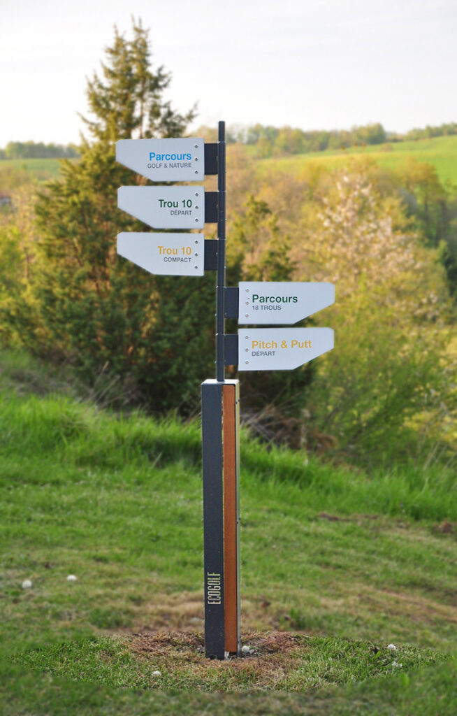 Mât directionnel designs associant bois et métal, conçus pour une parcours de golf écologique. 
