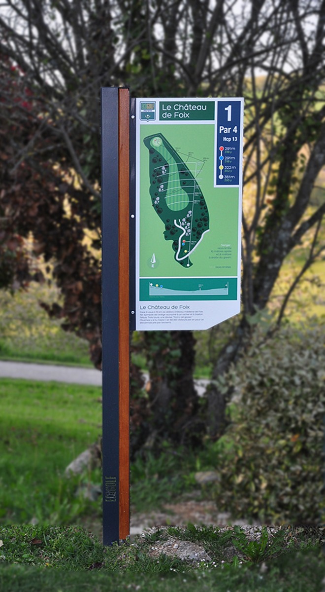 Plan d'un parcours de golf sous la forme d'un panneau disposé en drapeau sur un mât design associant bois et métal. 