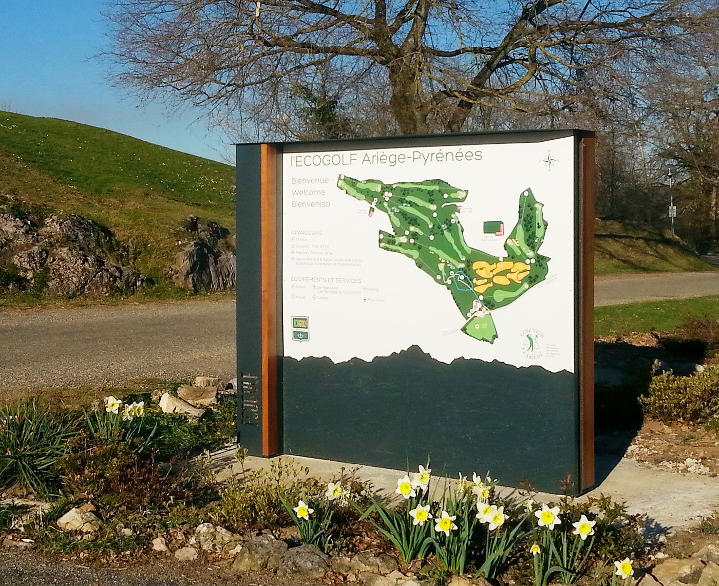 Panneau d'accueil design associant bois et métal, avec un grand plan, conçu pour une parcours de golf écologique. 