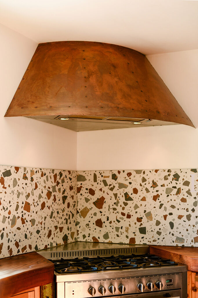 Hotte de cuisine design de style Steampunk, fait de cuivre et de zinc.