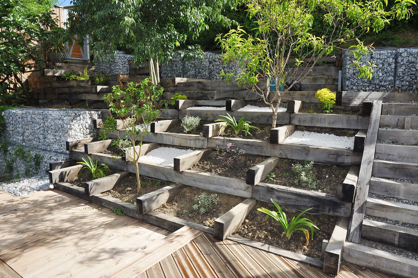 Aménagement en terrasses de culture faites en traverses de chêne, soutenant le niveau haut (chemin d'accès). 