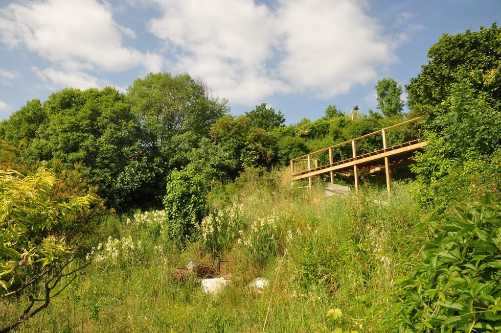 Photographie de chantier après la construction de la première terrasse en partie haute du jardin. 