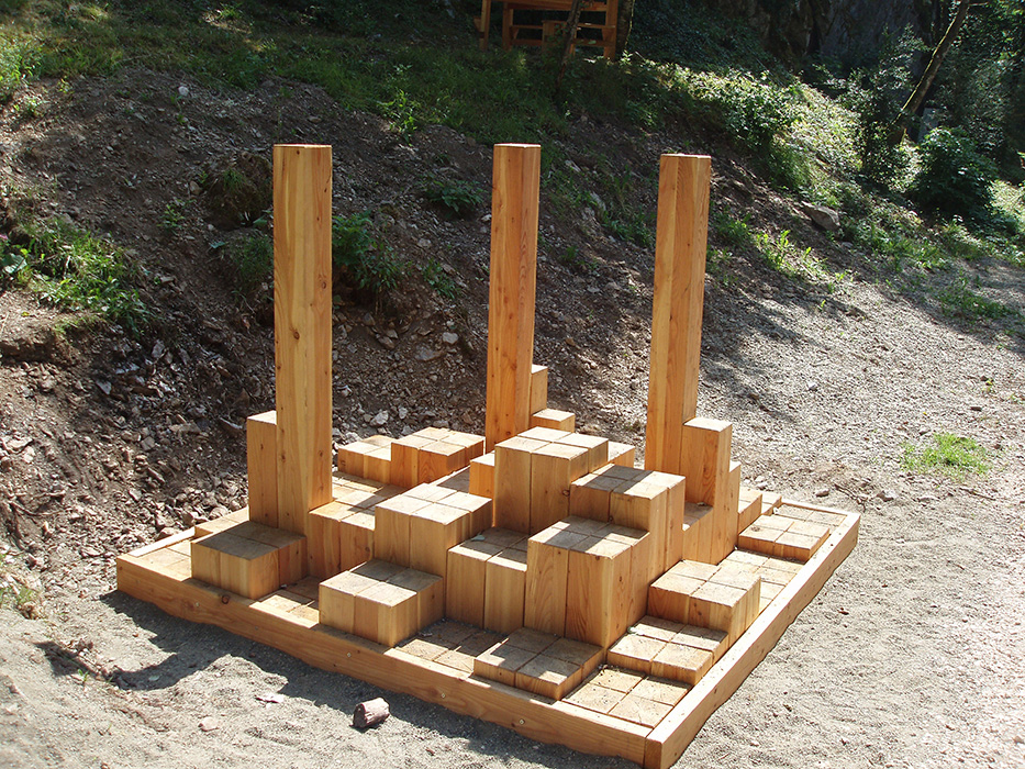 Agrès ludique en bois destiné aux enfants et constitué d'une ensemble de plots de différentes hauteur, appelé "forêt de plots". Dispositif innovant imaginé, conçu et réalisé par Alexandre Drabzak, et appartenant à un ensemble constituant un parcours sportifs de plein nature.