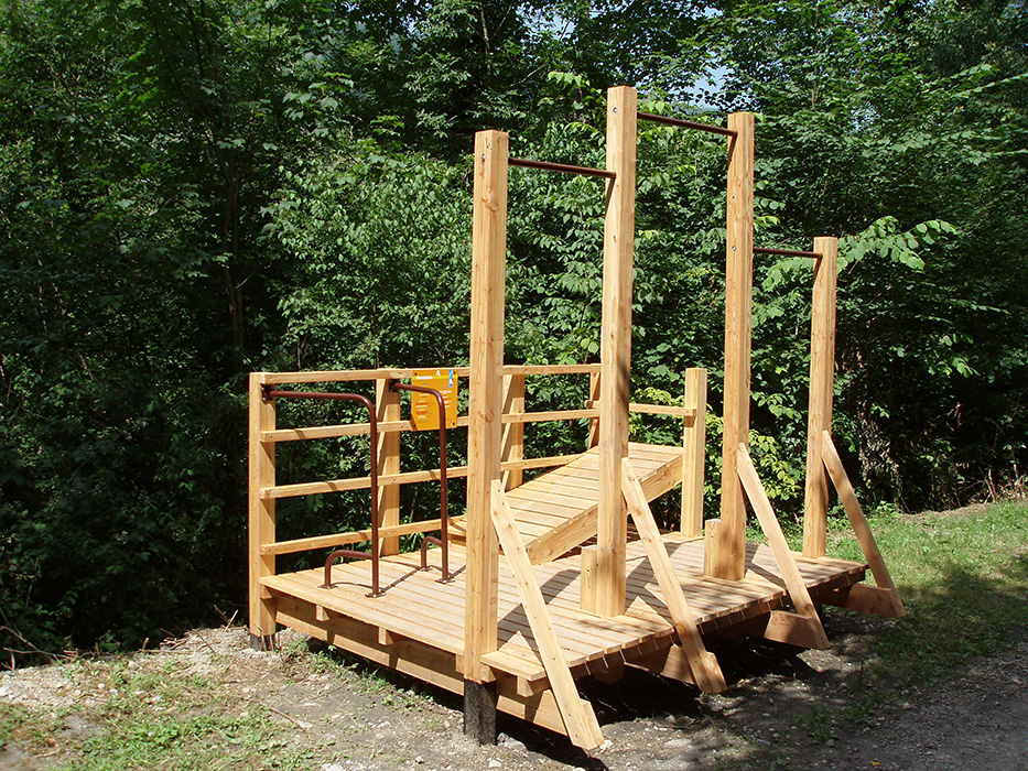 Agrès en bois destiné à des exercices de musculation en callisthénie, constitué d'une plateforme, de barres parallèles, de barres de traction à différentes hauteurs et d'un plan incliné pour abdominaux. Dispositif imaginé, conçu et réalisé par Alexandre Drabzak, et appartenant à un ensemble constituant un parcours sportifs de plein nature.