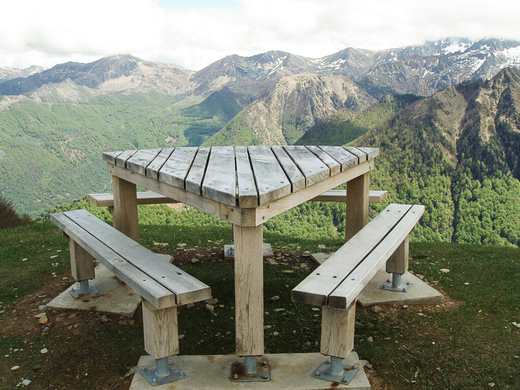Table de pique-nique "eye" (forme reprenant le symbole d'un oeil) destinée à l'observation du paysage en mangeant, installée sur un lieu panoramique en montagne.