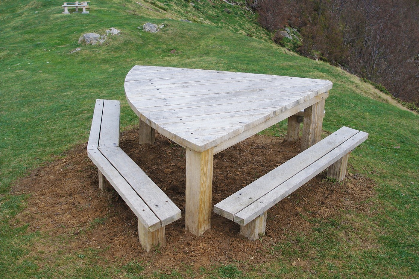 Table de pique-nique panoramique en forme de cône. 