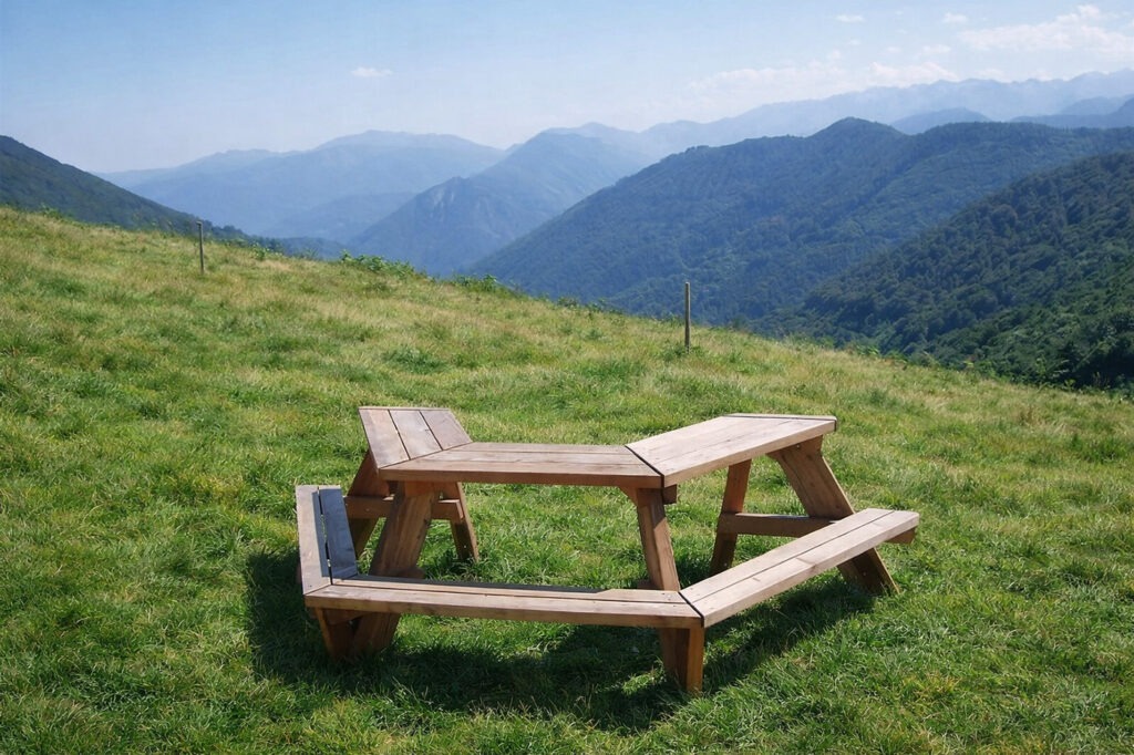 Table de pique-nique semi-hexagonale destinée à l'observation du paysage en mangeant, installée sur un lieu panoramique en montagne.