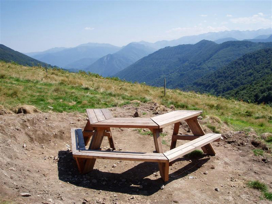 Table de pique-nique semi-hexagonale destinée à l'observation du paysage en mangeant, installée sur un lieu panoramique en montagne.