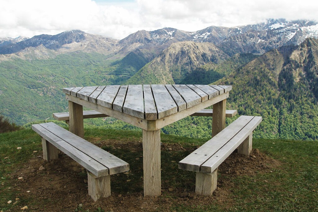 Table de pique-nique en forme de cône (forme reprenant le symbole d'un oeil) destinée à l'observation du paysage en mangeant, installée sur un lieu panoramique en montagne.