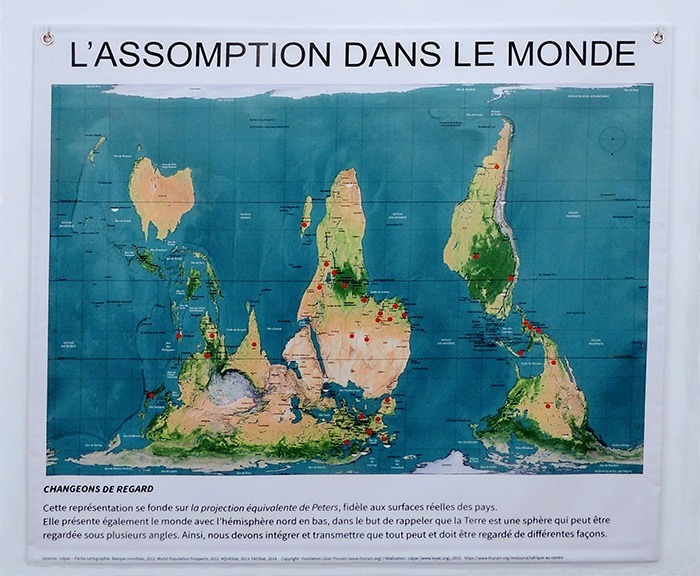 Planisphère inversé dédiés aux fondations de la congrégation dans le monde. Ce planisphère inversé représente également les continents avec une projection plus juste au regard des surfaces réelles. L'ensemble a pour but d'offrir un autre regard sur le monde, dont celui d'accepter que le haut et le bas n'existe pas. Il n'y a pas de sens dans l'Univers, comme sur la terre. Dans la matérialité, rien ni personne n'est donc supérieur à un autre.