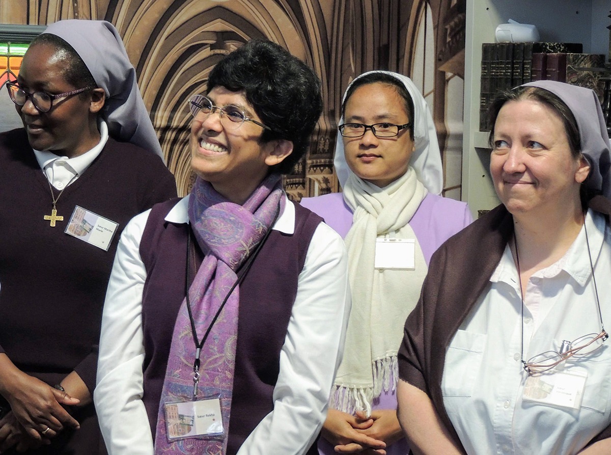 Cérémonie d'inauguration du musée avec Mère Rékha et Sœur Véronique au premier plan, Sœur Martine-Marie et Sœur ... au second plan (de gauche à droite).