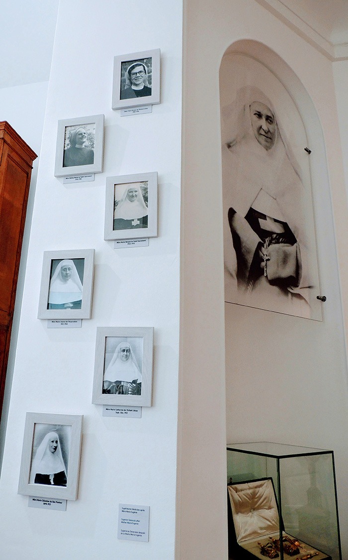 Grand portrait de Mère Marie-Eugénie et collections de portraits des Mères supérieures successives de la Congrégation.