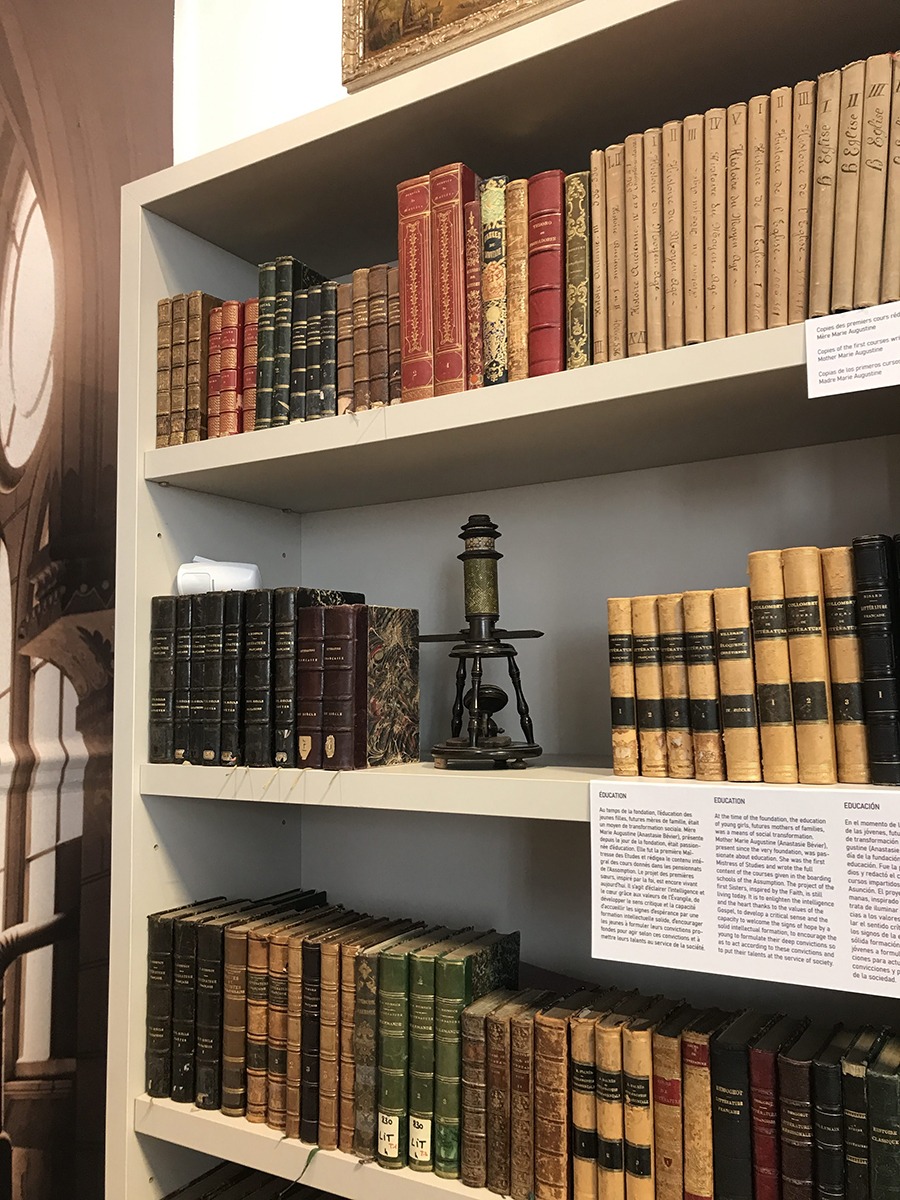 Bibliothèque symbolisant la connaissance et l'instruction des soeurs.