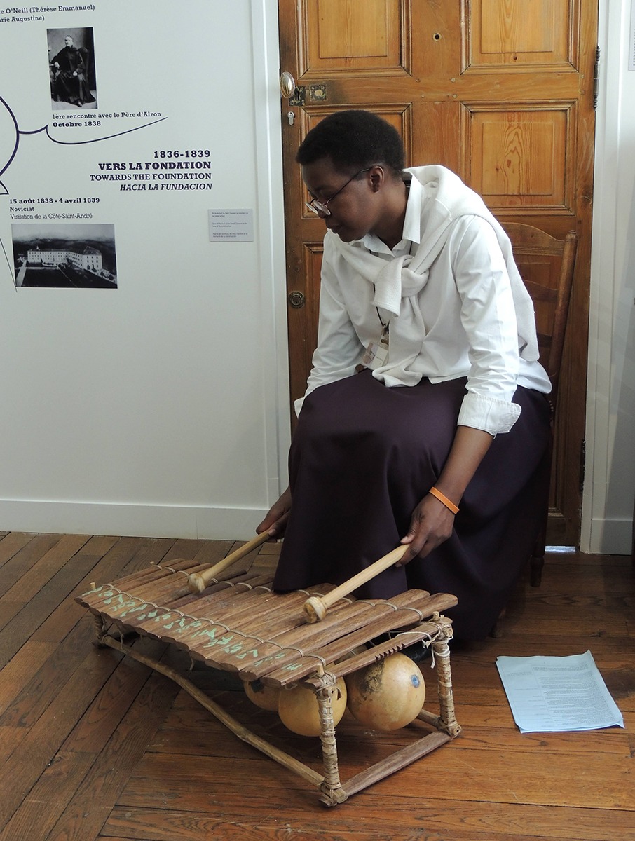 Soeur jouant du bellaphone (xylophone) à l'occasion de la cérémonie d'inauguration du musée.