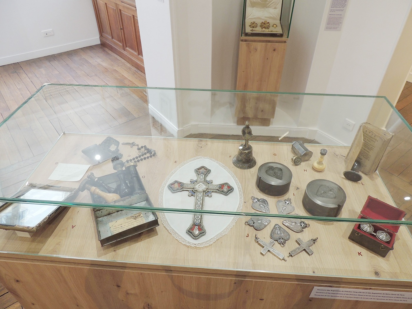 Vitrine comprenant notamment différents objets liturgiques.