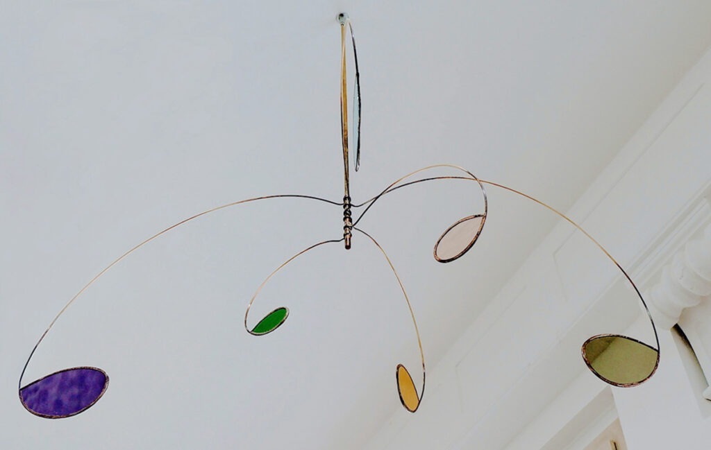 Mobile du musée des Sources, fait de laiton et de vitraux de verre colorés.