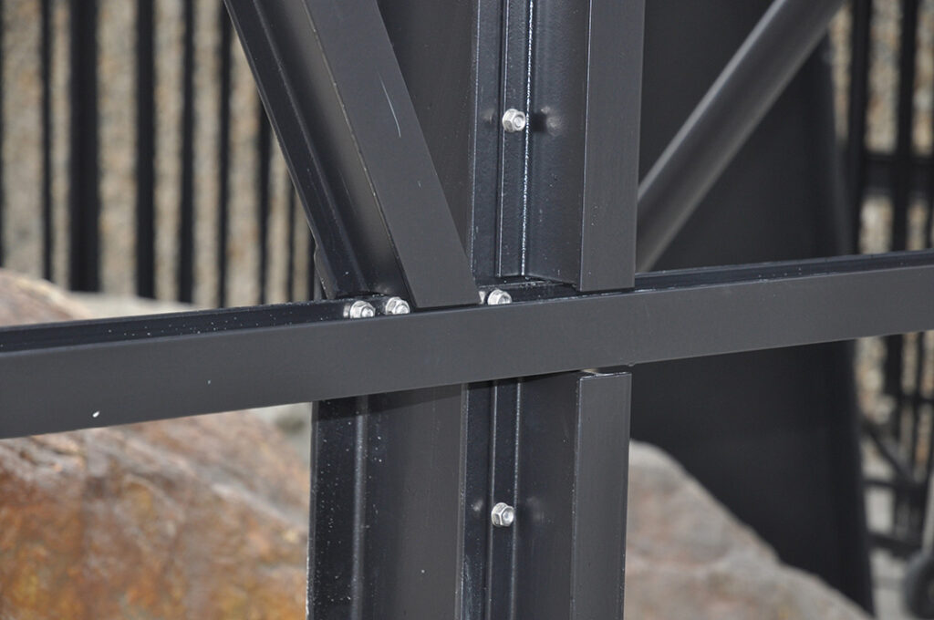 Photographie de détails de la structure du Grand panneau d'entrée de site.