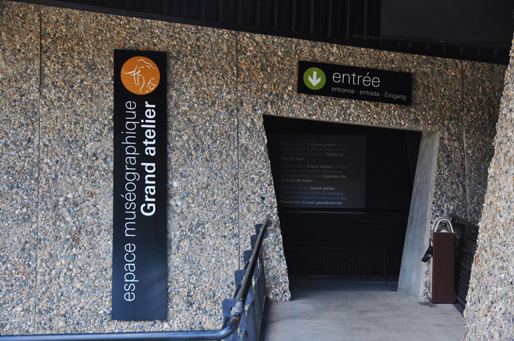 Photographie de la signalétiques marquant l'entrée du Musée, appelé le "Grand atelier".