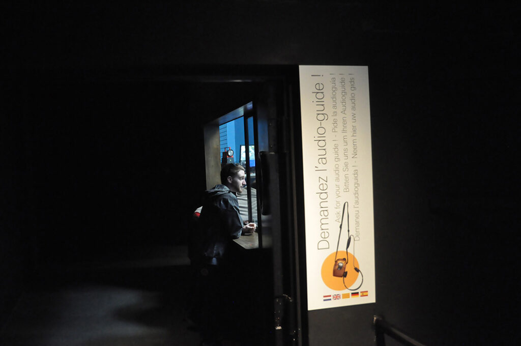Photographie d'un panneau d'information préalable à l'entrée du musée. Exemple de signalétique installée à l'occasion du rafraichissement de la signalétique du Musée.