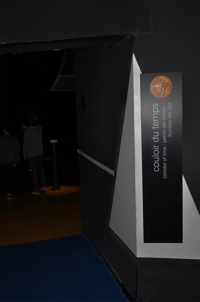 Photographie d'un panneau marquant un sujet d'exposition. Exemple de signalétique installée à l'occasion du rafraichissement de la signalétique du Musée de la préhistoire.