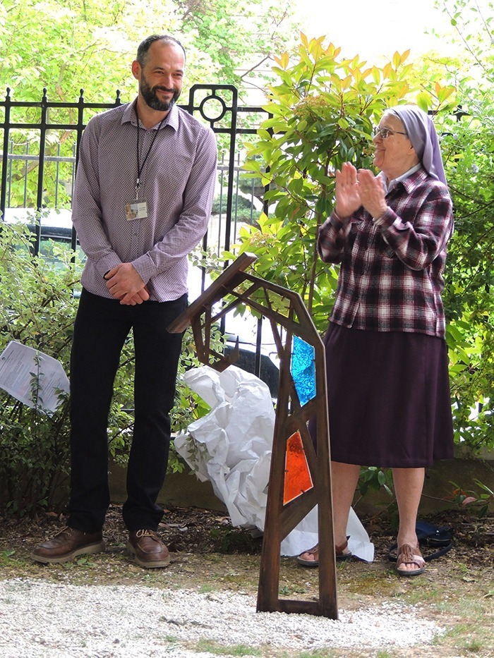 Sœur Thérèse-Agnès et Alexandre Drabzak lors de la cérémonie d'inauguration du parcours et de la révélation du lutrin en acier Corten et Vitraux conçu spécifiquement pour ce projet.