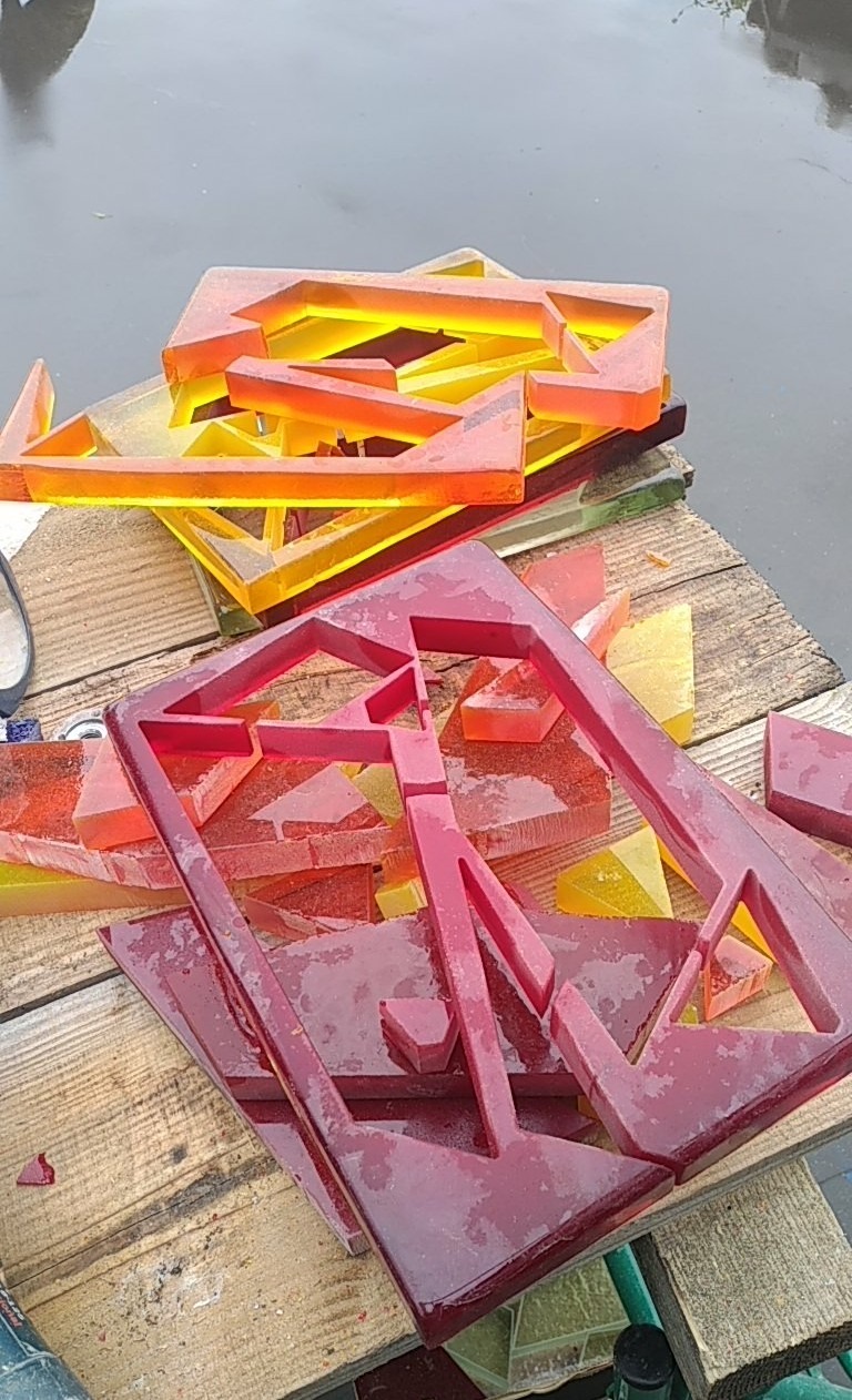 Dépouille, contre-forme ou chute des carreaux de vitraux après découpe au jet d'eau.