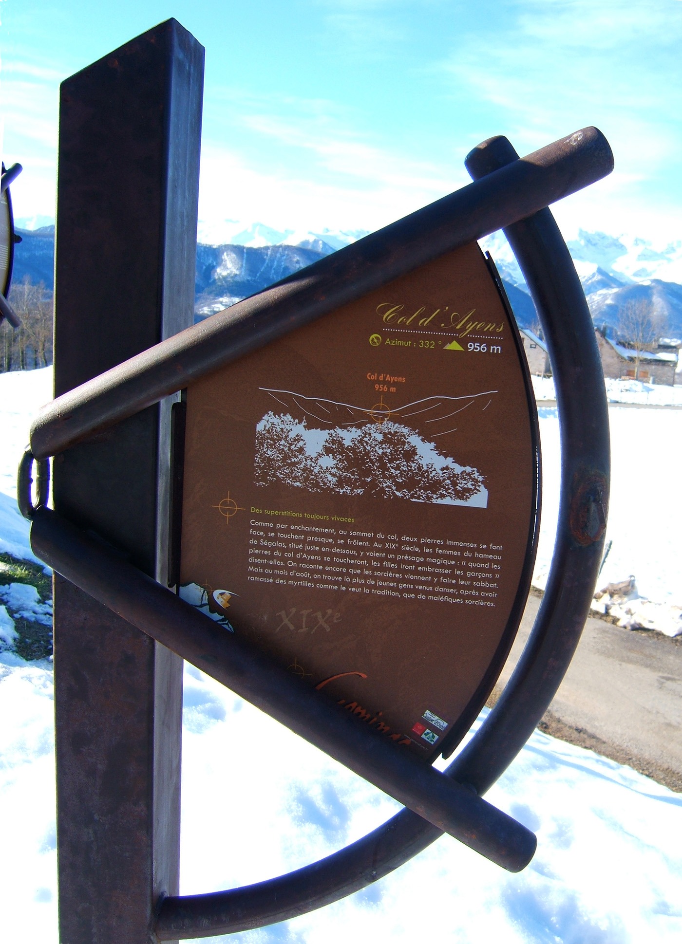 Photographie rapprochée d'un Sextant du Plateau de découverte, installé à Cominac en Ariège (Pyrénées), sous la neige. Concept et design Alexandre Drabzak.