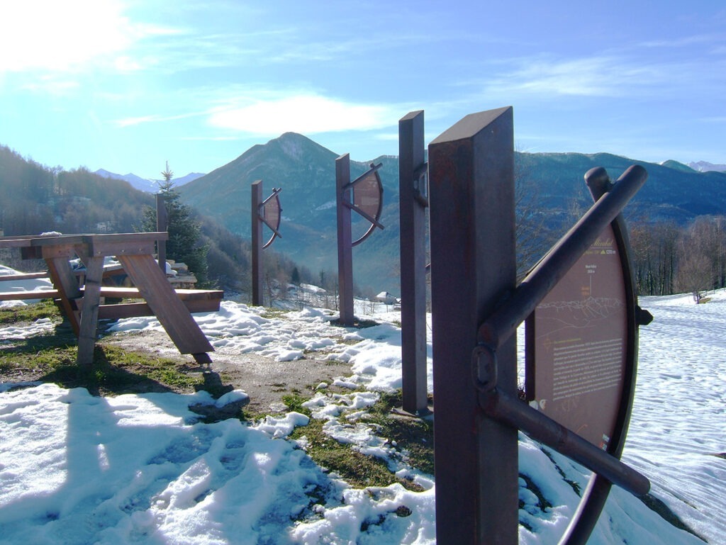Photographie d'ensemble du plateau de découverte, installé à Cominac en Ariège (Pyrénées), sous la neige. Concept et design Alexandre Drabzak.