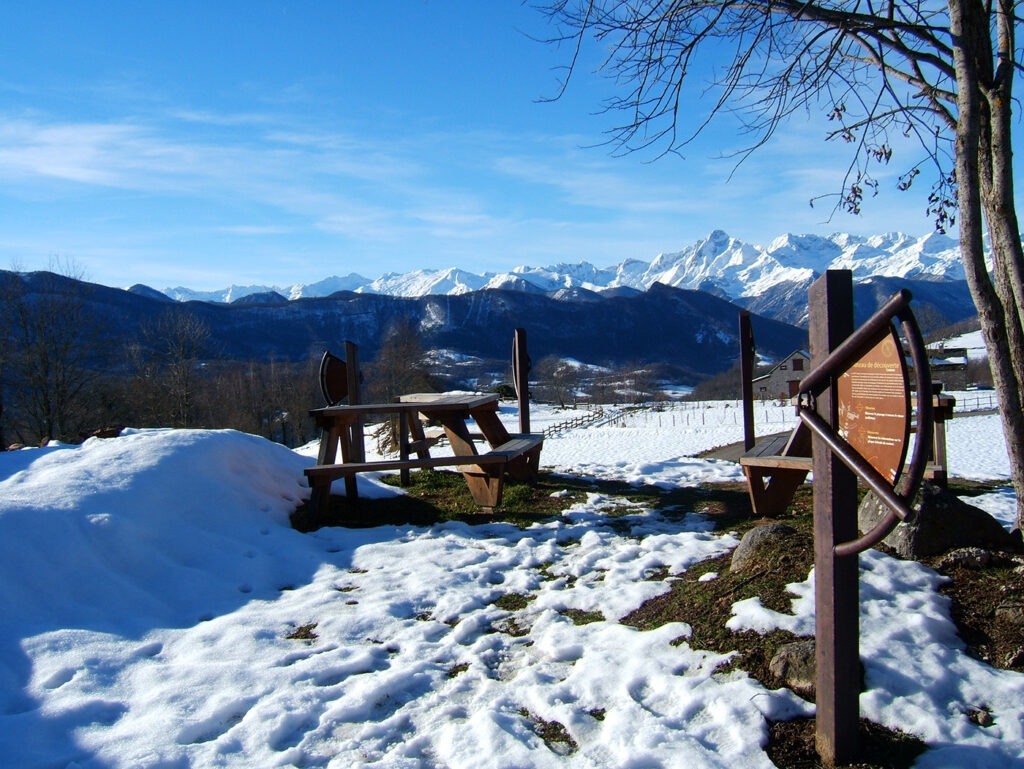 Photographie d'ensemble du plateau de découverte, installé à Cominac en Ariège (Pyrénées), sous la neige. Concept et design Alexandre Drabzak.