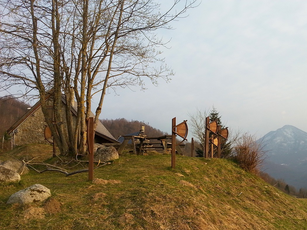 Photographie d'ensemble du plateau de découverte, installé à Cominac en Ariège (Pyrénées). Concept et design Alexandre Drabzak.