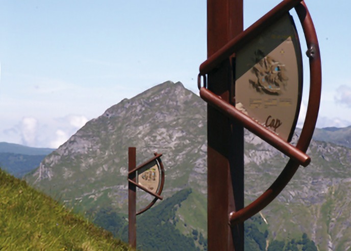Photographie de deux Sextants en perspective, appartenant au site pilote des plateaux de découverte, installé à Cap de Guzet en Ariège (Pyrénées). Concept et design Alexandre Drabzak.