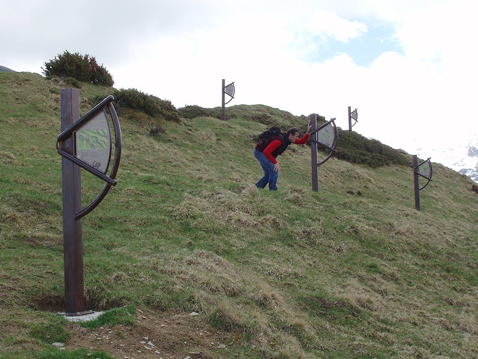 Photographie d'un ensemble de Sextants appartenant au site pilote des plateaux de découverte, installé à Cap de Guzet en Ariège (Pyrénées), avec un public. Concept et design Alexandre Drabzak.