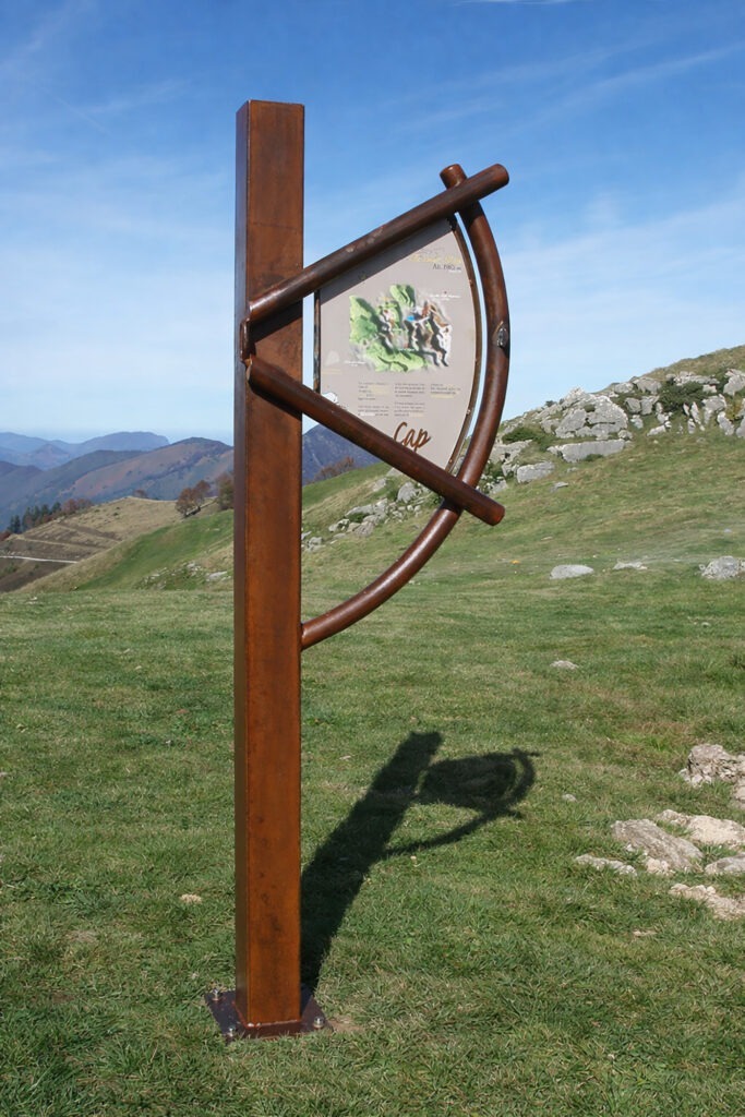 Photographie d'un prototype de Sextant, constituant le module de base des Plateaux de découverte. Il se compose d'un mât, de deux tubes disposés en forme de cône qui, associés à un troisième tube cintré, créés ensemble le symbole d'un sextant. Celui-ci porte une plaque pédagogique associée à la visée.