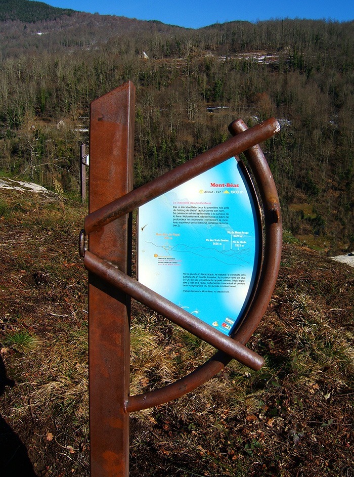 Photographie rapprochée d'un Sextant du Plateau de découverte installé sur le site du Calvaire d'Ercé en Ariège (Pyrénées). Conception Alexandre Drabzak.