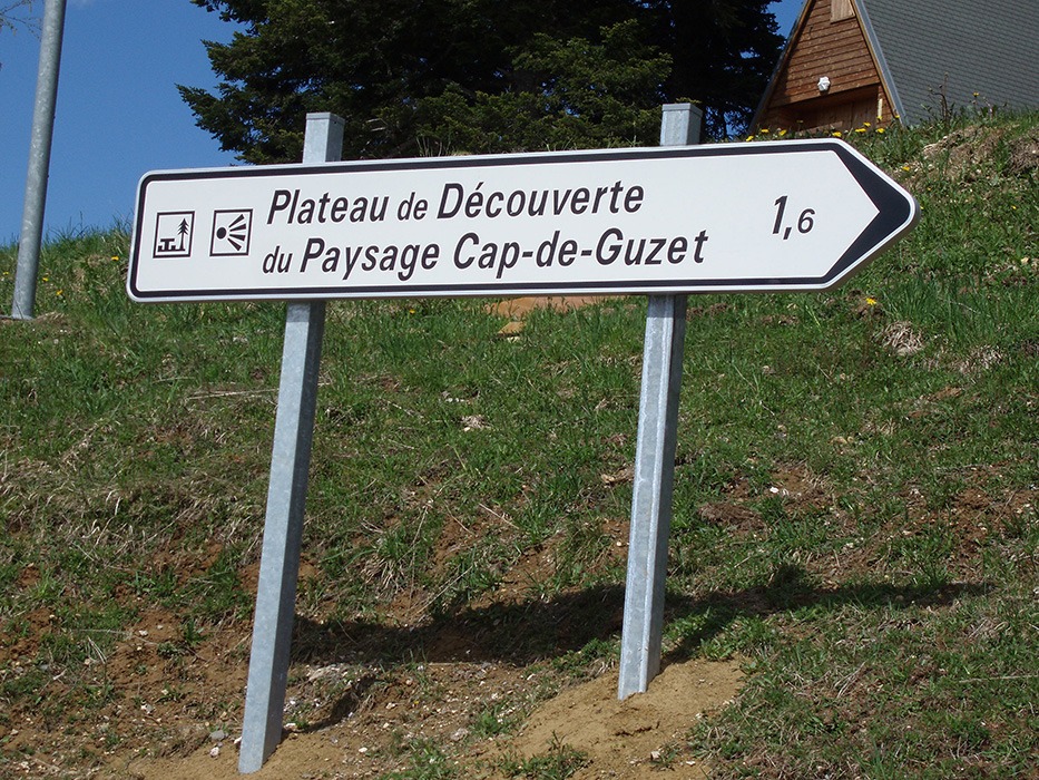 Photographie du panneau routier du site pilote des plateaux de découverte, installé à Cap de Guzet en Ariège (Pyrénées). Concept et design Alexandre Drabzak.