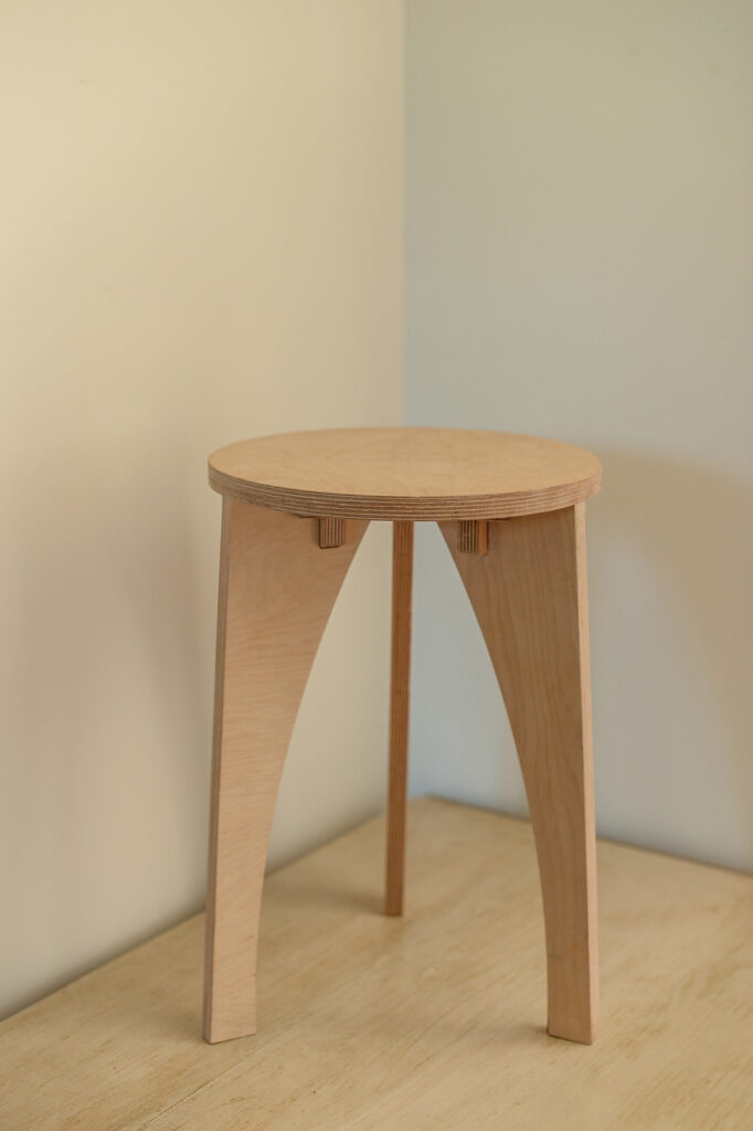 Photographie d'un tabouret en bois DIY (à monter sous-même). 